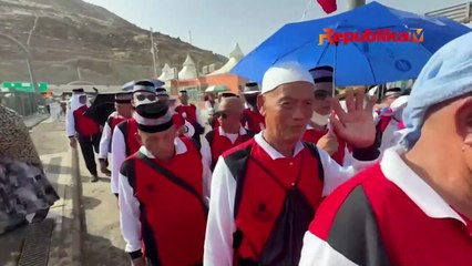 Cegah Jamaah Kelelahan, PPIH Bagikan Kurma, Air, dan Oralit