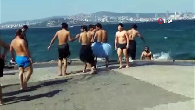 Büyükada'da ilginç görüntü: Naylon torba ile denize girdiler