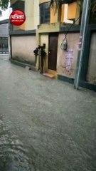 Video: कुछ घंटों की बारिश में जलमग्न हुई बनारस की कॉलोनी, सड़कें बन गईं स्विमिंग पूल