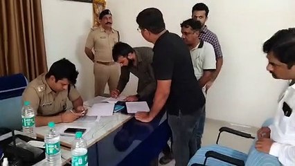 कपड़ा व्यापारी पर दुष्कर्म मामले में व्यापारियों ने किया सिटी थाने का घेराव