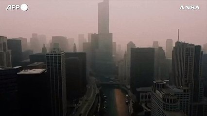 Il fumo degli incendi in Canada "soffoca" Chicago