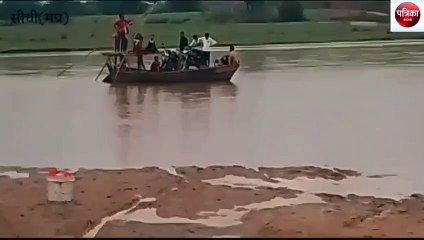 sidhi: a risky journey with the help of country boat in the swollen ri