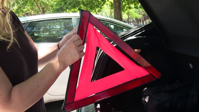 La DGT exime el uso de triángulos en autopistas y autovías desde este sábado