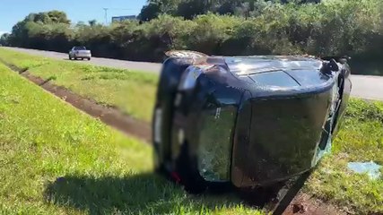 Mulher é socorrida após capotar Onix na BR-467 em Cascavel