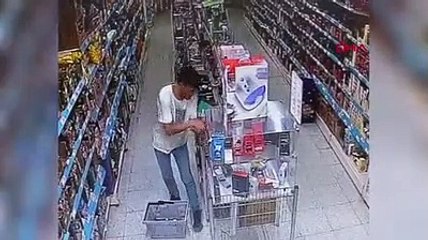 Açık unutulan raftan cep telefonunu böyle çaldı!