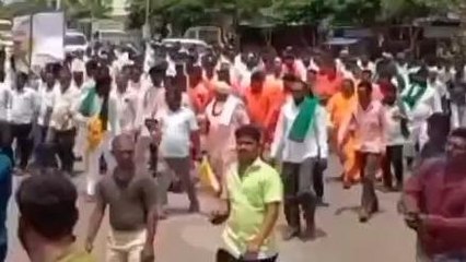 ದೇವರಹಿಪ್ಪರಗಿ:ಒಣದ್ರಾಕ್ಷಿಗೆ ಬೆಂಬಲ ಬೆಲೆಗೆ ಆಗ್ರಹಿಸಿ ಬೀದಿಗಿಳಿದ ಮಠಾಧೀಶರು