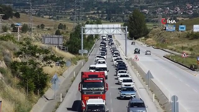 Tosya D100 Karayolunda Kurban Bayramı Dönüş Trafiğinde Uzun Kuyruk Oluştu
