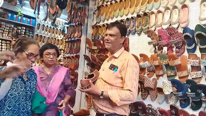 विदेशों में धूम मचा रही जूतियां, लेकिन शहर में कद्रदान कम