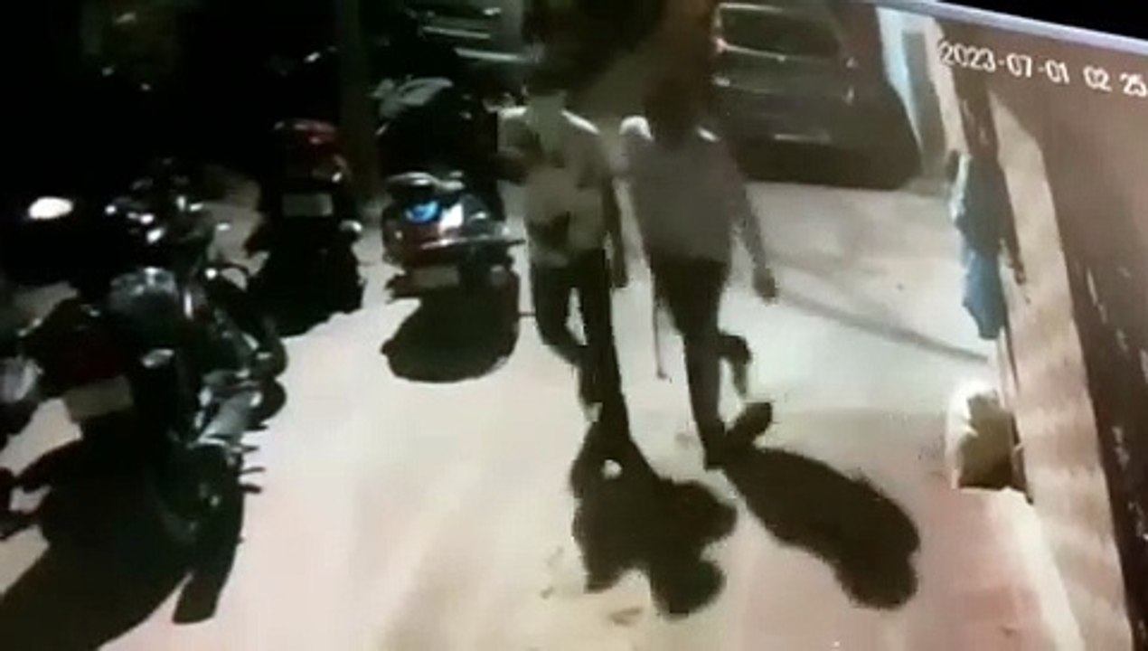 बदमाशों का उत्पात, घरों में पथराव व एक दर्जन वाहनों में तोड़-फोड़