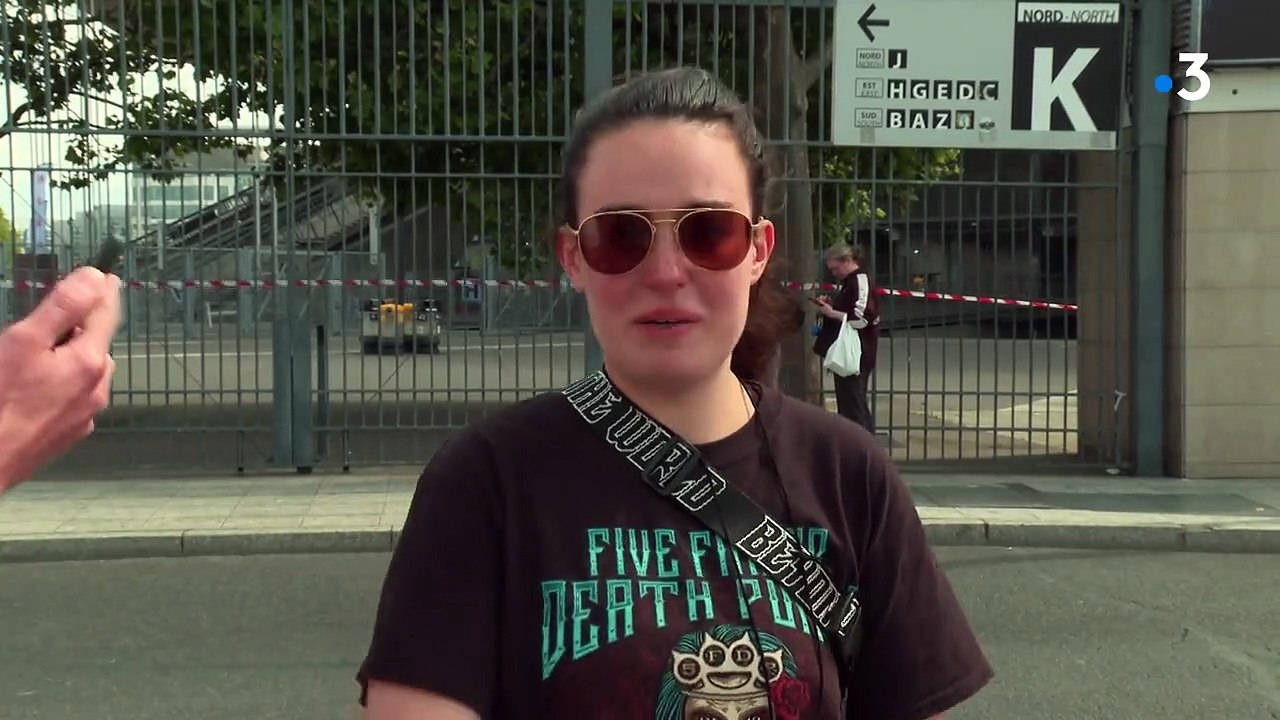 Violences : Regardez les fans de Mylène Farmer en larmes après l'annulation des deux concerts de la chanteuse "pour des raisons de sécurité"