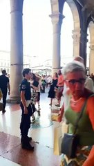 Panico in Galleria a Milano, il raid e la fioriera caduta: "Scappate, ? una bomba"