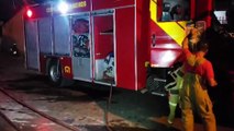 Corpo de Bombeiros combate incêndio em residência no Cascavel Velho
