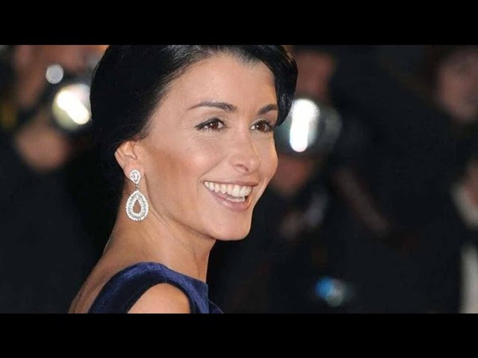 Une beauté à couper le souffle, Jenifer sexy en bustier corset, tout simplement magnifique