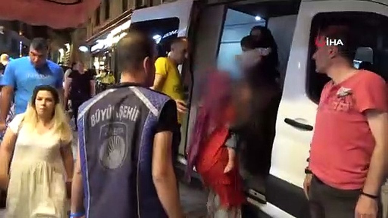 Taksim'de dilenci operasyonu: Bastonlu yaşlı kadın dilenci 'kamerayı kapat' diyerek tepki gösterdi