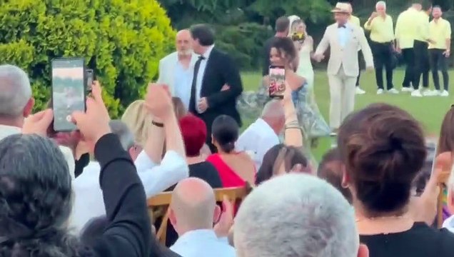 Arka Sokaklar'ın Mesut Komiseri Şevket Çoruh, 5 yıl önce evlendiği eşi ile düğün yaptı