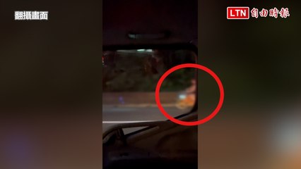 外籍女騎YouBike上國道  用路人目睹報案 警攔停載她下國道開罰(翻攝畫面)