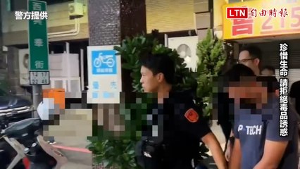 民宿開毒趴遇臨檢急棄毒躲床下 4男1女GG了(警方提供)