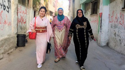 بشكل أنيق.. يابانية تمزج زي الكيمونو بالتطريز الفلسطيني التقليدي