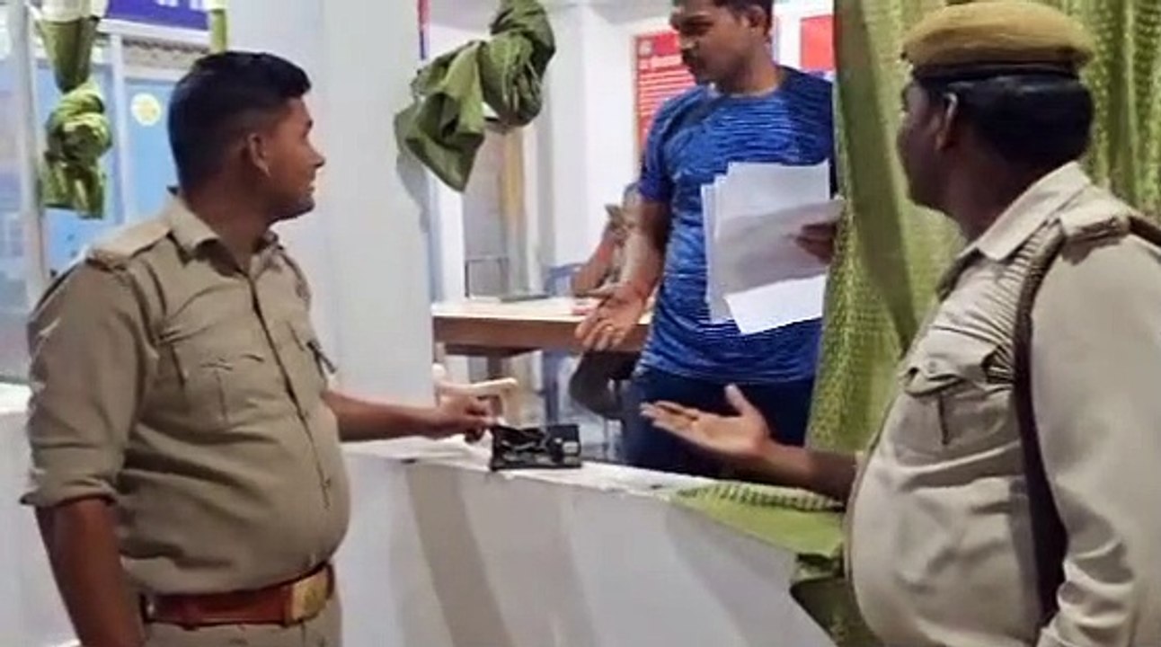 Chitrakoot Video : थाने में तैनात पुलिसकर्मी के फोन में लगी आग,अब.....