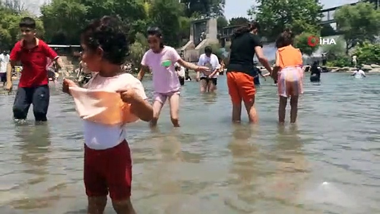 Von der extremen Hitze in Mersin überwältigte Bürger strömten zum Damm: Gefährliche Kühle auf dem Eisengeländer