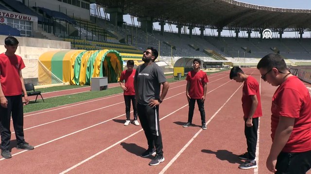 ŞANLIURFA - Görme engelli atlet Ali Aslan'ın hayallerini ay-yıldızlı forma süslüyor