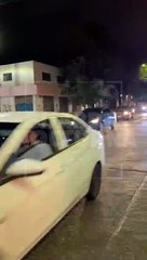 Скачать видео: #Preliminar Un aparatoso choque protagonizado por un automovilista y un motociclista tuvo lugar sobre el cruce de las avenidas Javier Mina y Belisario Domínguez, en Guadalajara #GuardiaNocturna