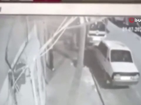 Bir dakika içinde otomobilin kapısını açıp, içindeki malzemeleri böyle çaldılar