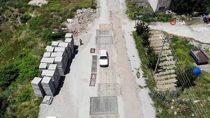 Yollara serilen halılar görenleri şaşkına çeviriyor