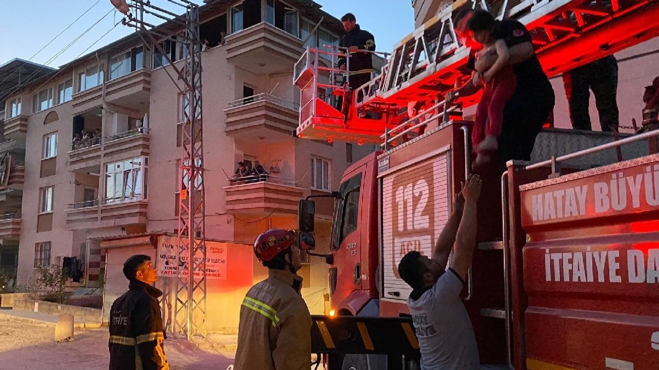 Yangında 5 katlı binada mahsur kaldılar: 25 kişi kurtarıldı