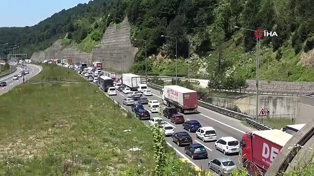 Zincirleme kaza TEM Otoyolu Bolu geçişinde uzun araç kuyrukları oluşturdu