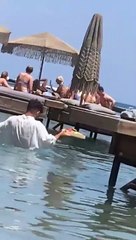 Yunanistan'da 'denizden servis' tepki çekti: 'Garsonlar köle değildir'