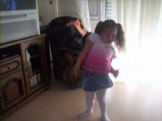 KIKA ENTRAIN DE DANSER