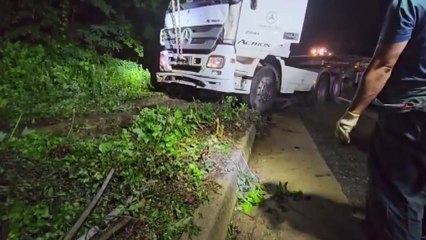 경부고속도로에서 25톤 트레일러 빗길에 미끄러져 / YTN