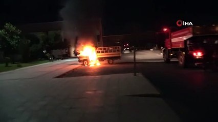Park halindeki kamyonet alev alev yandı