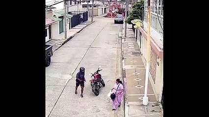 Kapkaççı yaptığına pişman oldu! Defalarca çarptı