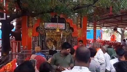 यज्ञ में बैठे लोग