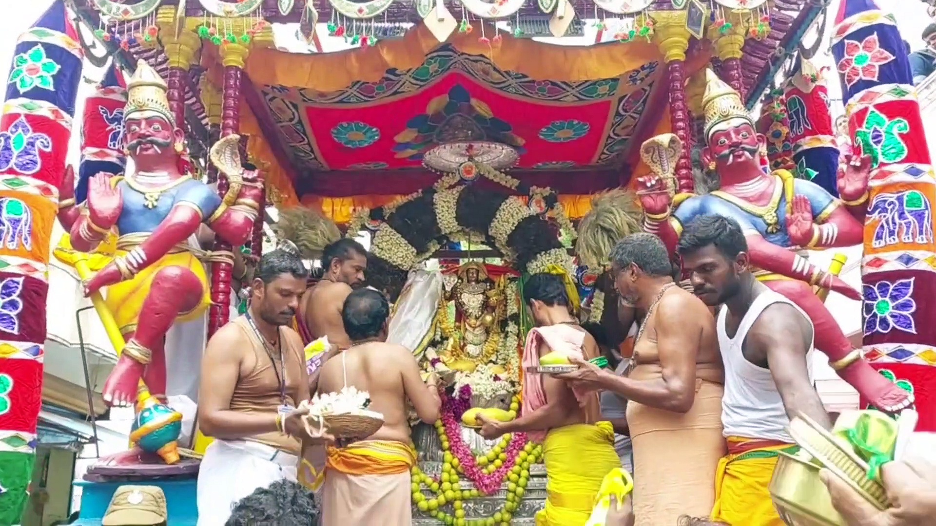 உலகப் புகழ்பெற்ற காரைக்கால் அம்மையார் கோவில்: கோலாகலமாக நடந்த மாங்கனி திருவிழா