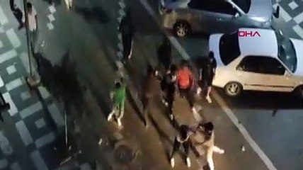 Sokak ortasında tekme-tokat kavga kamerada
