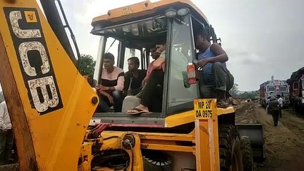 अधूरे एनएच में फंसा ओवरलोड वाहन,