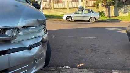 Carros se envolvem em colisão no Periolo