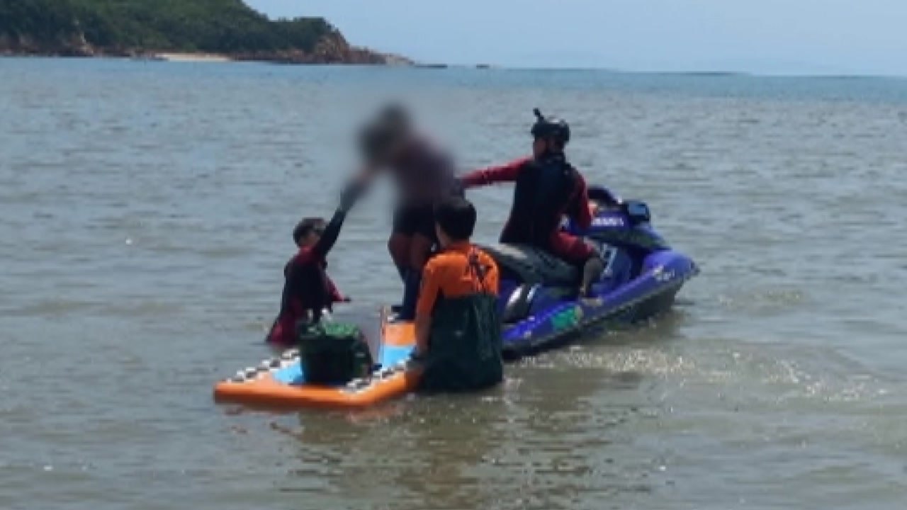 인천 실미도 갯벌에서 밀물에 고립된 4명 구조 / YTN