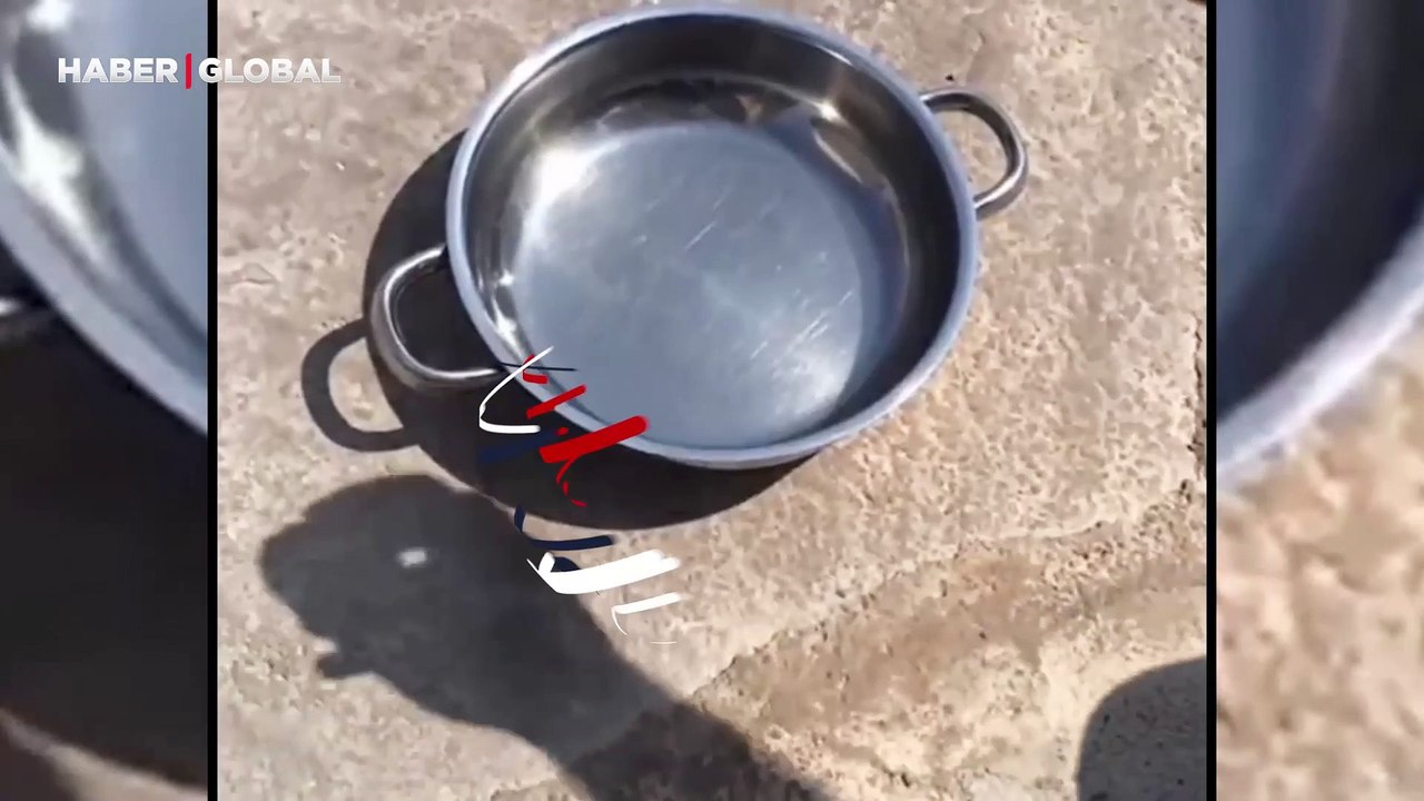 Mardin'de bir vatandaş, güneşin altına koyduğu tavada yumurtayı anında pişirdi