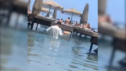 Rodos'taki tatil beldesi garsonlarının suyun içinde servis yapmaları tepki çekti: Bakanlık devreye girdi