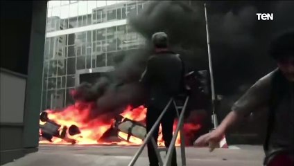 سيارات مشتعلة وسط أحد الشوارع خلال احتجاجات في فرنسا