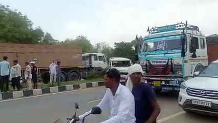 अनियंत्रित होकर डिवाइडर पर चढ़ी ओवरस्पीड कार, धमाके के साथ खम्भे से टकराई