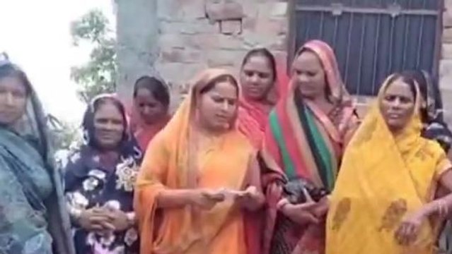 बहराइच: घायल महिला की मदद में सामने आई समूह की महिलाएं, पेश की मानवता की मिसाल