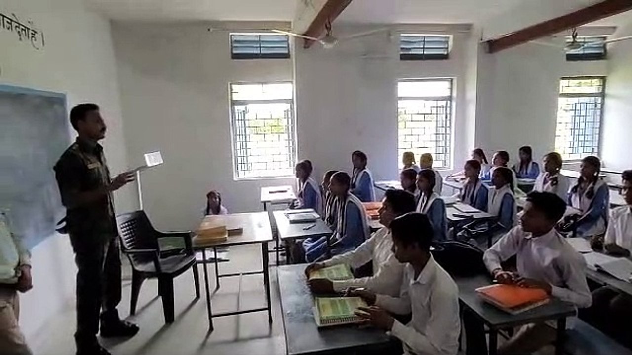 हाईस्कूल भीमडोंगरी के छात्र-छात्राओं से चर्चा करते पुलिस अधीक्षक