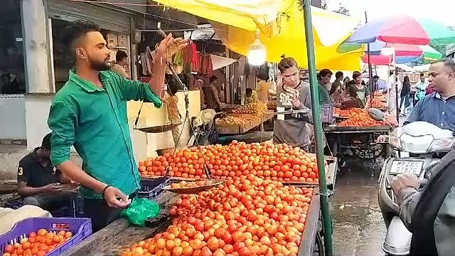 टमाटर हुआ लाल: 80 रुपए किलो पहुंचा दाम, अन्य सब्जियों की कीमत भी बढ़ी