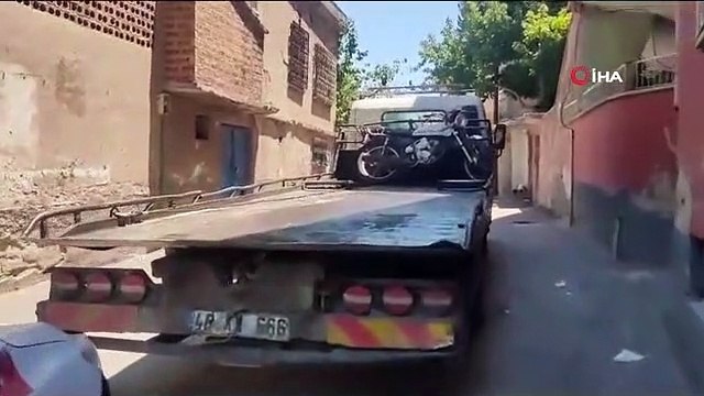 Lorsque les voleurs ont vu la police, ils ont jeté la moto volée dans la rue et ont voulu s'enfuir.