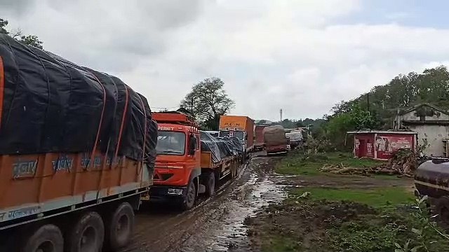 अधूरे एनएच में फंसा ओवरलोड वाहन, 24 घंटे दोनों ओर जाम में फंसे रहे वाहन